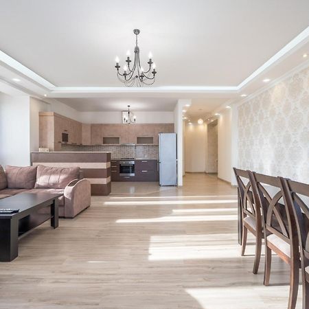 2 Bedrooms 2 Bathrooms Large And Lux Apartment Best Location Jerevan Buitenkant foto